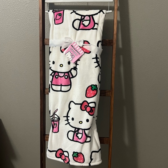 Hello Kitty Strawberry Blanket - Picture 1 of 3